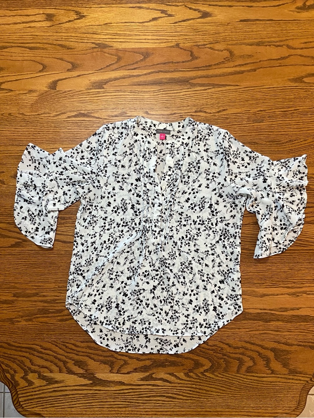 NWOT Vince Camuto Women’s Blouse Sz S W/Black Floral Pattern Ruffle Sleeve